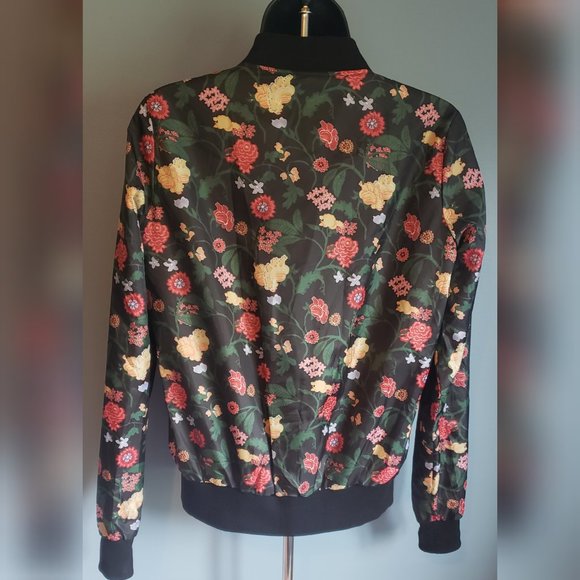 💜$5💜NWOT SAY WHAT? FLORAL WINDBREAKER - Picture 2 of 3